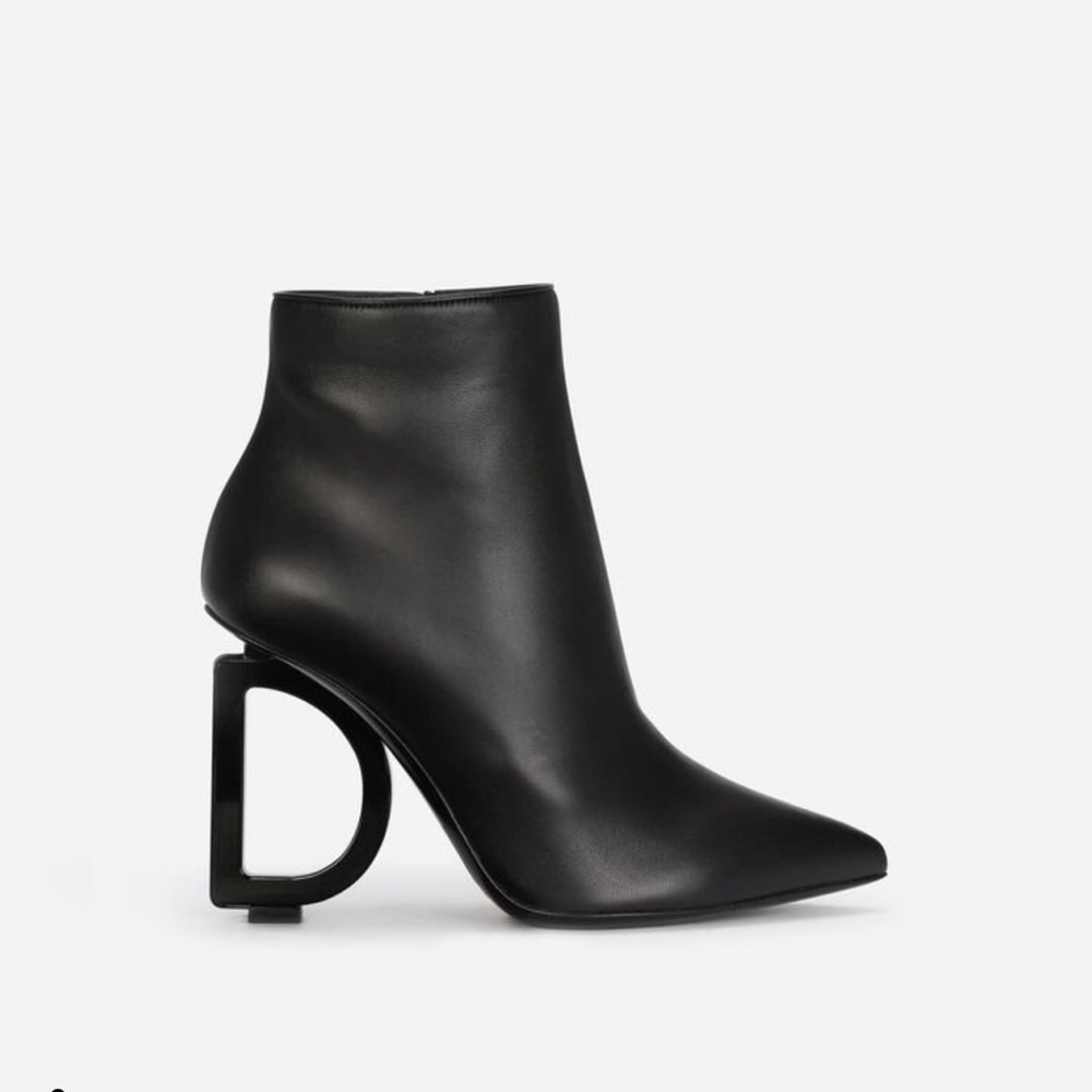 Selling a brand new dolce & Gabanna boots reason is because is too tight for me